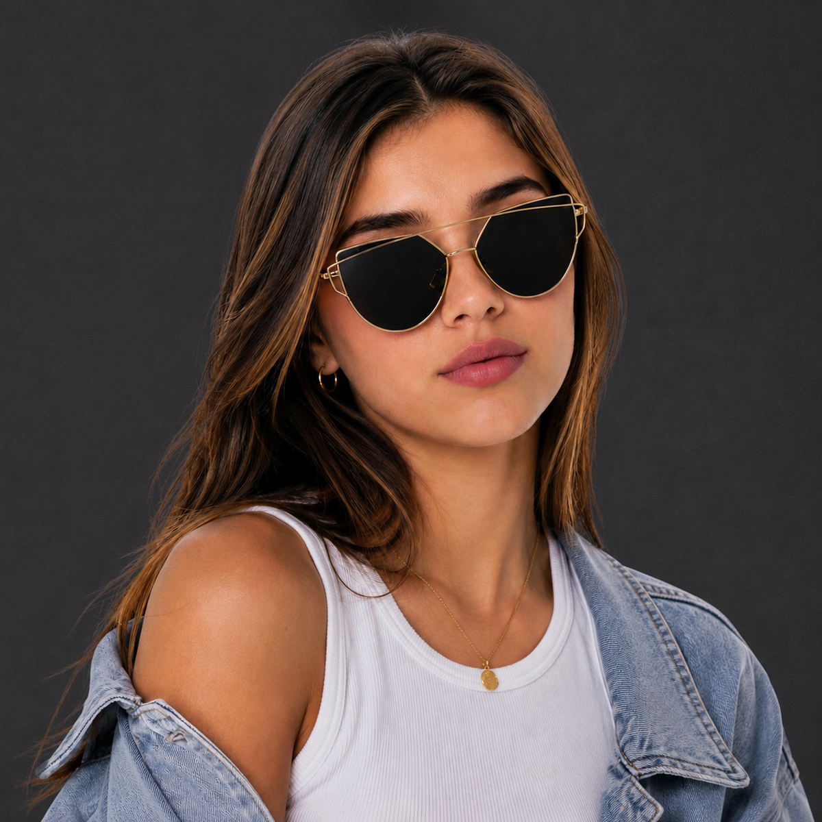 Lentes de Sol Cat Eye Dorados con Mica Negra – Estilo Elegante y Moderno